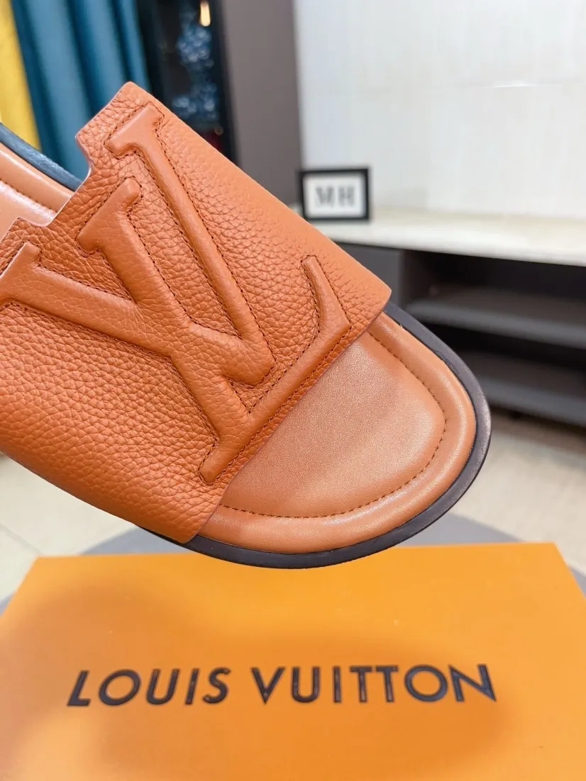 Men's shoes 💰340🌸🌸LV medium men's spring and summer slippers counter synchronization. The uppers are imported cowhide fabrics from Italy, logo graphics and high-quality craftsmanship. Soles: original soles specially provided by the original factory. Exclusive molded soles are super comfortable. Original factory single goods. 🔍🔍High quality. You can enter and exit the counter at will. Welcome to compare. Size 38-45
